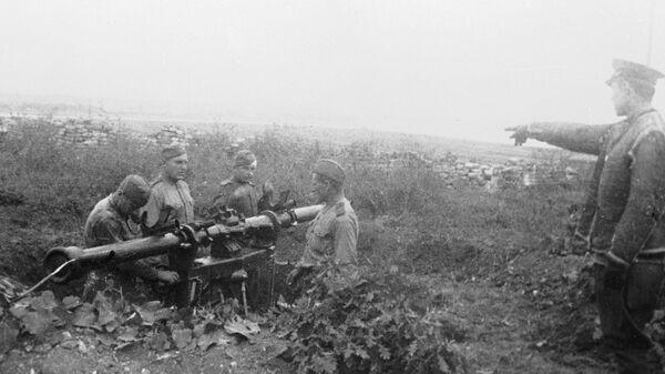 Artiljerijska baterija pripadnika Crvene armije na položaju - Sputnik Srbija