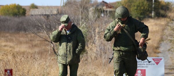 Припадници оружаних снага Доњецке Народне Републике у близини села Петровско у Доњецкој области Припадници оружаних снага Доњецке Народне Републике у близини села Петровско у Доњецкој области - Sputnik Србија
