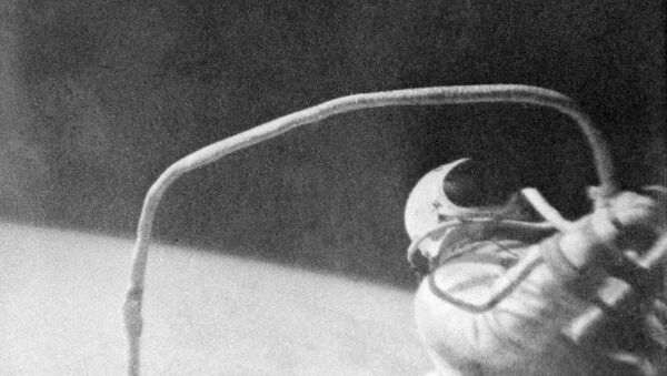 Космонаут Алексеј Леонов излази у отворени свемир из брода Восход 2 18. марта 1965. - Sputnik Србија