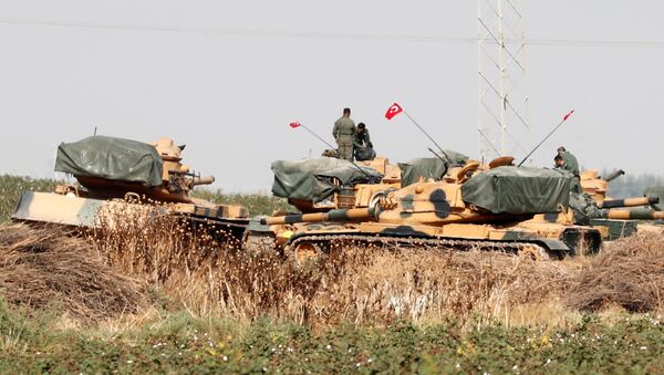 Turski vojnici stoje na tenkovima na tursko-sirijskoj granici  - Sputnik Srbija