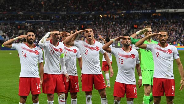 Reprezentativci Turske salutiraju vojnicima na stadionu u Parizu. - Sputnik Srbija