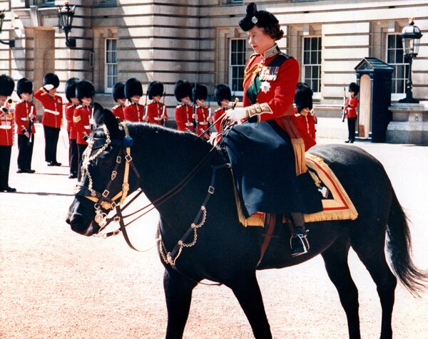 Британска краљица Елизабета Друга јаше свог бурманског коња. - Sputnik Србија