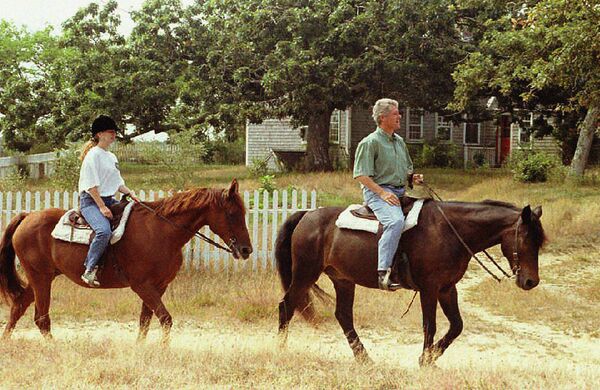 Амерички председник Бил Клинтон и његова ћерка Челси јашу коње у Масачусетсу. - Sputnik Србија