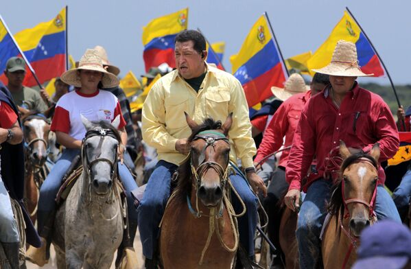 Bivši predsednik Venecuele Ugo Čavez na konju tokom nedeljne emisije „Alo presidente“. - Sputnik Srbija