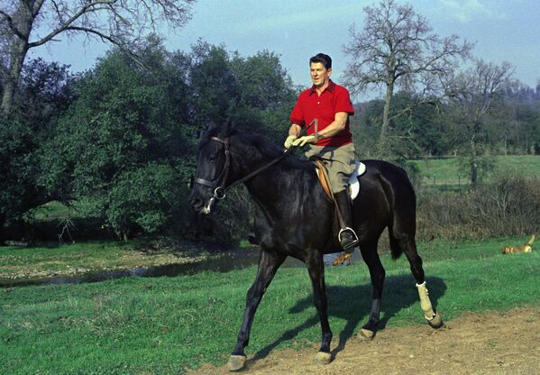 Бивши гувернер Калифорније Роналд Реган на коњу на свом ранчу у близини Oбeрнa у Калифорнији. - Sputnik Србија