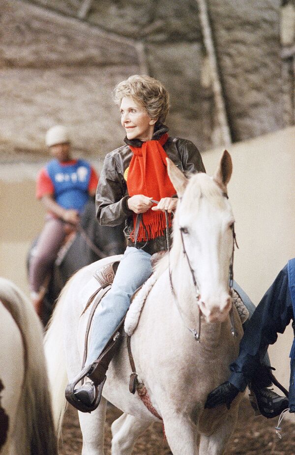 Nekadašnja prva dama Nensi Regan jaše konja u Vašingtonu. - Sputnik Srbija