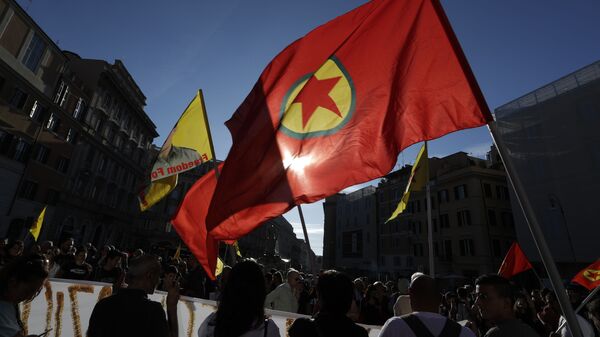 Застава ПКК на прокурдским протестима у Риму. - Sputnik Србија