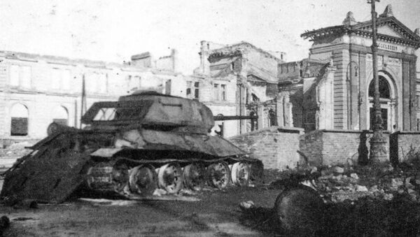 Uništeni sovjetski tenk ispred Glavne železničke stanice - Sputnik Srbija