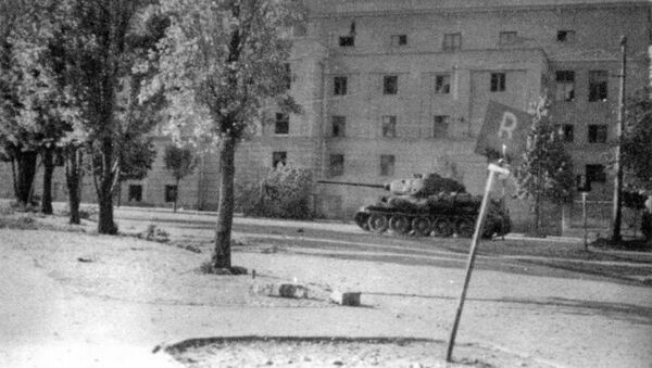 Sovjetski tenk juriša na nemačke položaje na Pozorišnom trgu (danas Trg Republike) iz pravca Francuske ulice. - Sputnik Srbija
