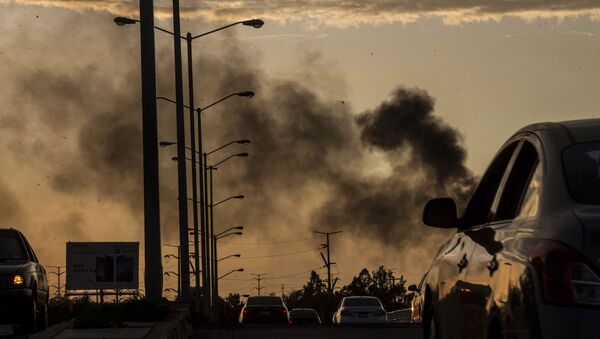 Dim od zapaljenih automobila posle sukoba na severu Meksika - Sputnik Srbija
