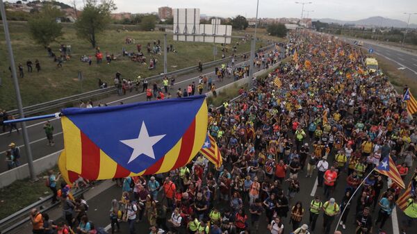 Demonstranti sa zastavama nezavisne Katalonije u protestnoj šetnji u Barseloni - Sputnik Srbija