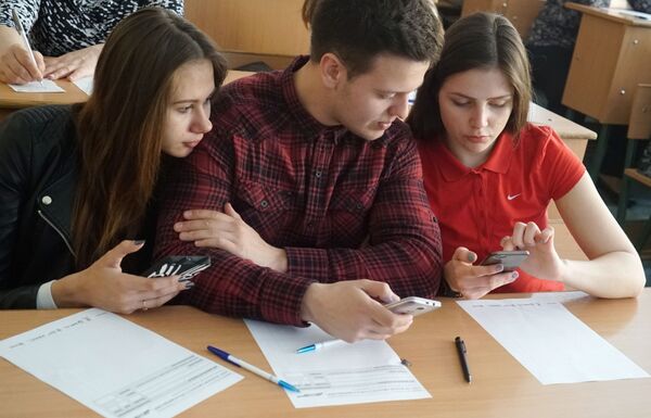 Pametni telefoni mogu da vas koštaju i vida  - Sputnik Srbija