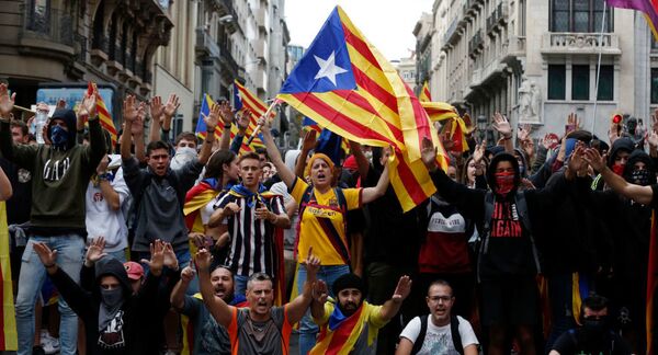 Барселона у пламену: Више од пола милиона људи на улицама,  шпански МУП шаље појачање (видео) - Sputnik Србија