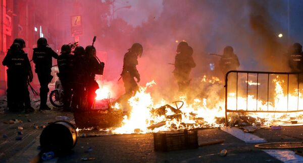Барселона у пламену: Више од пола милиона људи на улицама,  шпански МУП шаље појачање (видео) - Sputnik Србија