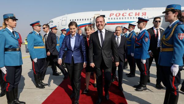 Predsednici vlada Srbije i Rusije Ana Brnabić i Dmitrij Medvedev na aerodromu u Beogradu - Sputnik Srbija