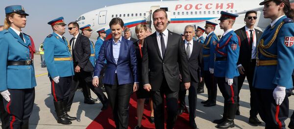 Председници влада Србије и Русије Ана Брнабић и Дмитриј Медведев на аеродрому у Београду - Sputnik Србија