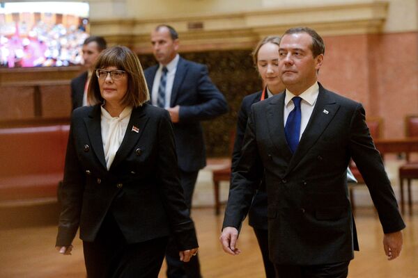 Dok nam iz Rusije dolaze predsednik i premijer, Amerika nam šalje „trećeligaše“ Dok nam iz Rusije dolaze predsednik i premijer, Amerika nam šalje „trećeligaše“ - Sputnik Srbija