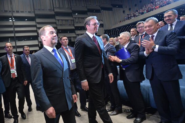 Dok nam iz Rusije dolaze predsednik i premijer, Amerika nam šalje „trećeligaše“ Dok nam iz Rusije dolaze predsednik i premijer, Amerika nam šalje „trećeligaše“ - Sputnik Srbija
