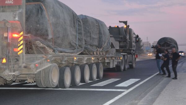 Kamion sa oklopnom tehnikom turske vojske na tursko-sirijskoj granici - Sputnik Srbija