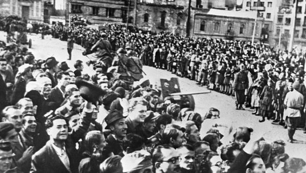 Становници Београда дочекују совјетске војнике у ослобођеном Београду 1944. - Sputnik Србија