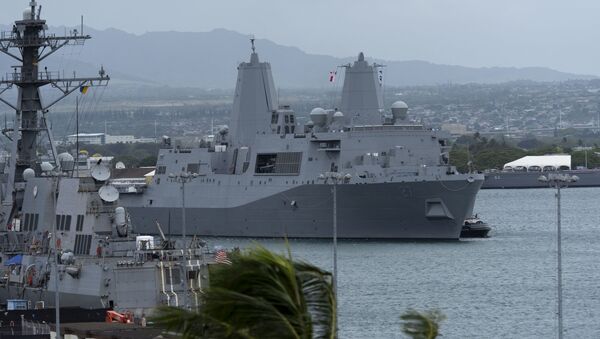 Američki amfibijski transportni brod Portland (LPD 27) dolazi u luku na Havajima - Sputnik Srbija