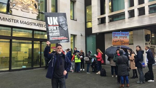 Asanžove pristalice ispred suda u Londonu - Sputnik Srbija