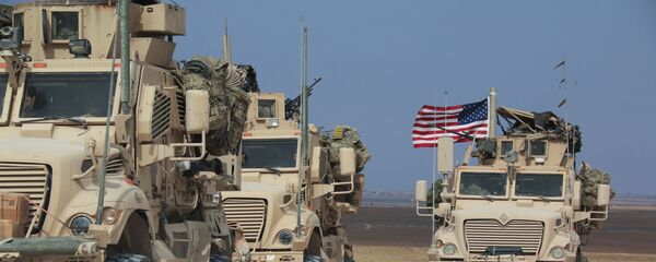 Амерички војни конвој у близини града Тел Тамр на северу Сирије Амерички војни конвој у близини града Тел Тамр на северу Сирије - Sputnik Србија