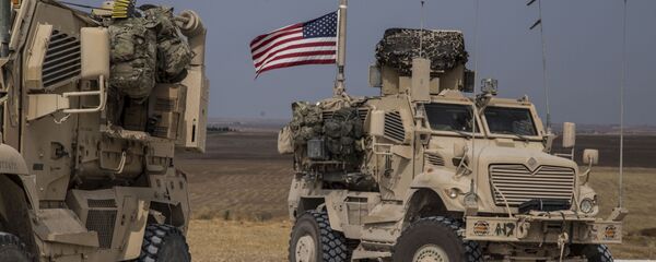 Амерички војни конвој у близини града Тел Тамр на северу Сирије Амерички војни конвој у близини града Тел Тамр на северу Сирије - Sputnik Србија