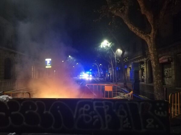 Барселона: Каталонци не одустају — нападају полицијска возила (видео) - Sputnik Србија