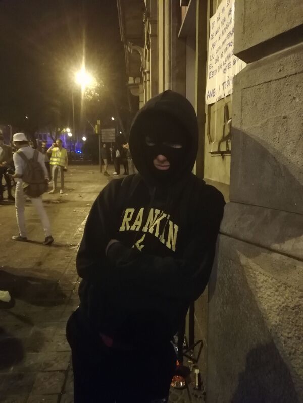 Барселона: Каталонци не одустају — нападају полицијска возила (видео) - Sputnik Србија