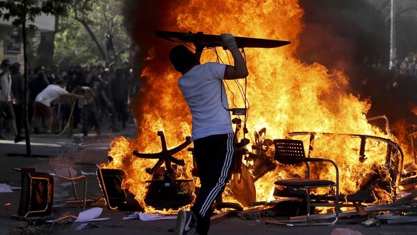 Antivladini protesti u Santjagu, Čile. - Sputnik Srbija