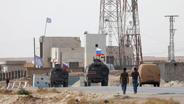 Руска и сиријска застава на војним возилима која патролирају у околини Манбиџа - Sputnik Србија