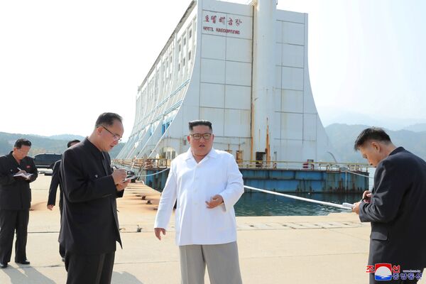 Kim ruši simbol odnosa Severa i Juga Kim ruši simbol odnosa Severa i Juga - Sputnik Srbija