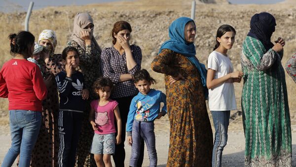 Sirijske izbeglice čekaju u redu za humanitarnu pomoć - Sputnik Srbija