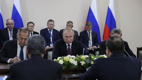 Predsednik Rusije Vladimir Putin na sastanku sa predsednikom Egipta Abdelom Fatahom el Sisijem na forumu Rusija-Afrika u Sočiju - Sputnik Srbija