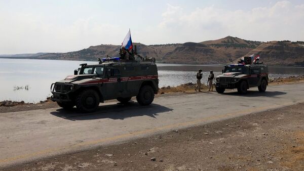 Оклопна возила патролне службе руске војне полиције на обали Еуфрата у Сирији - Sputnik Србија