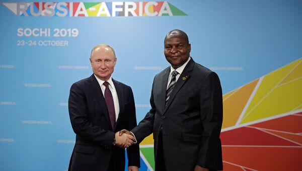 Predsednik Rusije Vladimir Putin i predsednik Centralnoafričke Republike Fosten Arkanž Tuadera - Sputnik Srbija