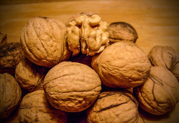 Срби никако да препознају где је зарада — ораси и сиромаси још само у песми - Sputnik Србија