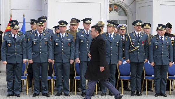 Zoran Zaev prolazi pored makedonskih oficira - Sputnik Srbija