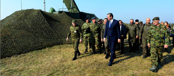 Aleksandar Vučić na Batajnici obilazi S-400 - Sputnik Srbija