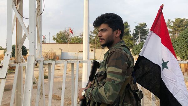 Vojnik sirijske vojske na prelazu na sirijsko-turskoj granici u gradu Ajn el Arab - Sputnik Srbija
