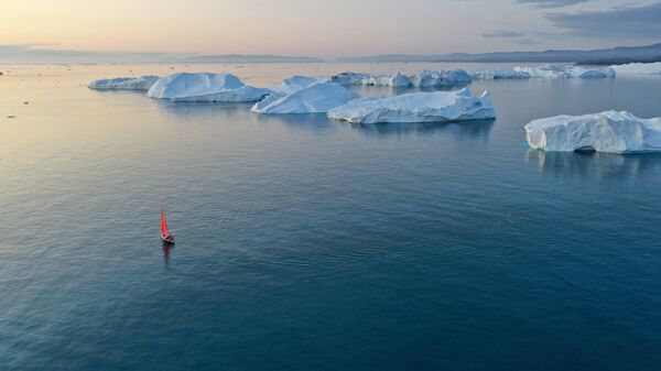 Яхта Петр Первый проплывает мимо айсбергов в акватории острова Гренландия - Sputnik Србија