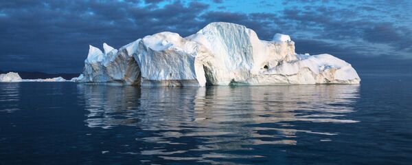 Айсберг в акватории острова Гренландия Айсберг в акватории острова Гренландия - Sputnik Србија