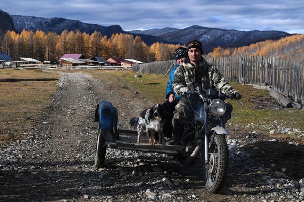 Lokalni stanovnici na motociklu u selu Aligdžer - Sputnik Srbija