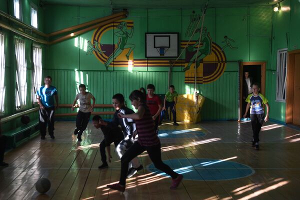 Deca igraju fudbal u sportskoj sali u školi u selu Aligdžer. - Sputnik Srbija