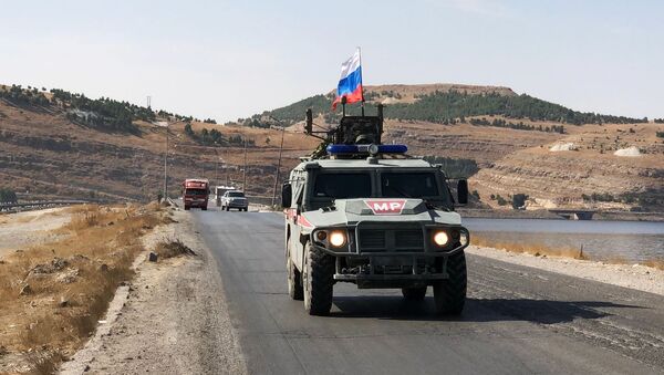 Оклопна возила војне полиције Русије патролирају на североистоку Сирије - Sputnik Србија