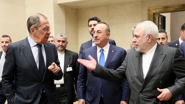 Ministri spoljnih poslova Rusije, Turske i Irana, Sergej Lavrov, Mevlut Čavušoglu i Muhamed Džavad Zarif, nakon sastanka astanske trojke o Siriji - Sputnik Srbija