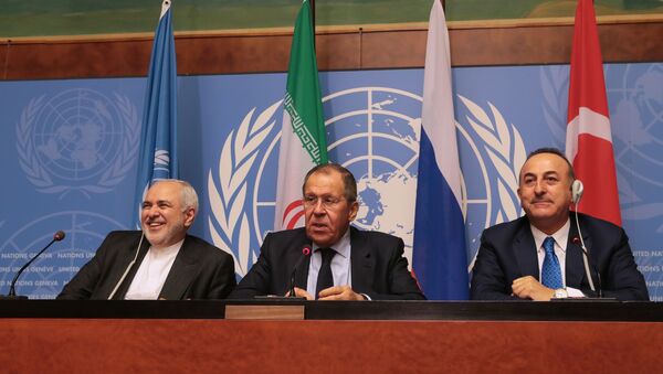 Ministri spoljnih poslova Irana, Rusije i Turske, Muhamed Džavad Zarif, Sergej Lavrov i Mevlut Čavušoglu - Sputnik Srbija