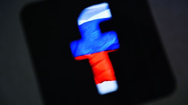 Logo društvene mreže Fejsbuk u bojama ruske zastave - Sputnik Srbija