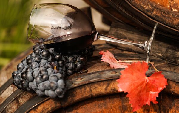 Vinova loza i vino u čaši u vinariji „Masandra“ na Krimu - Sputnik Srbija
